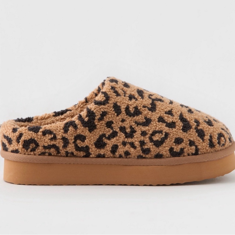 Aerie Sherpa Scuff Slippers Tan and Black Women's Slippers
